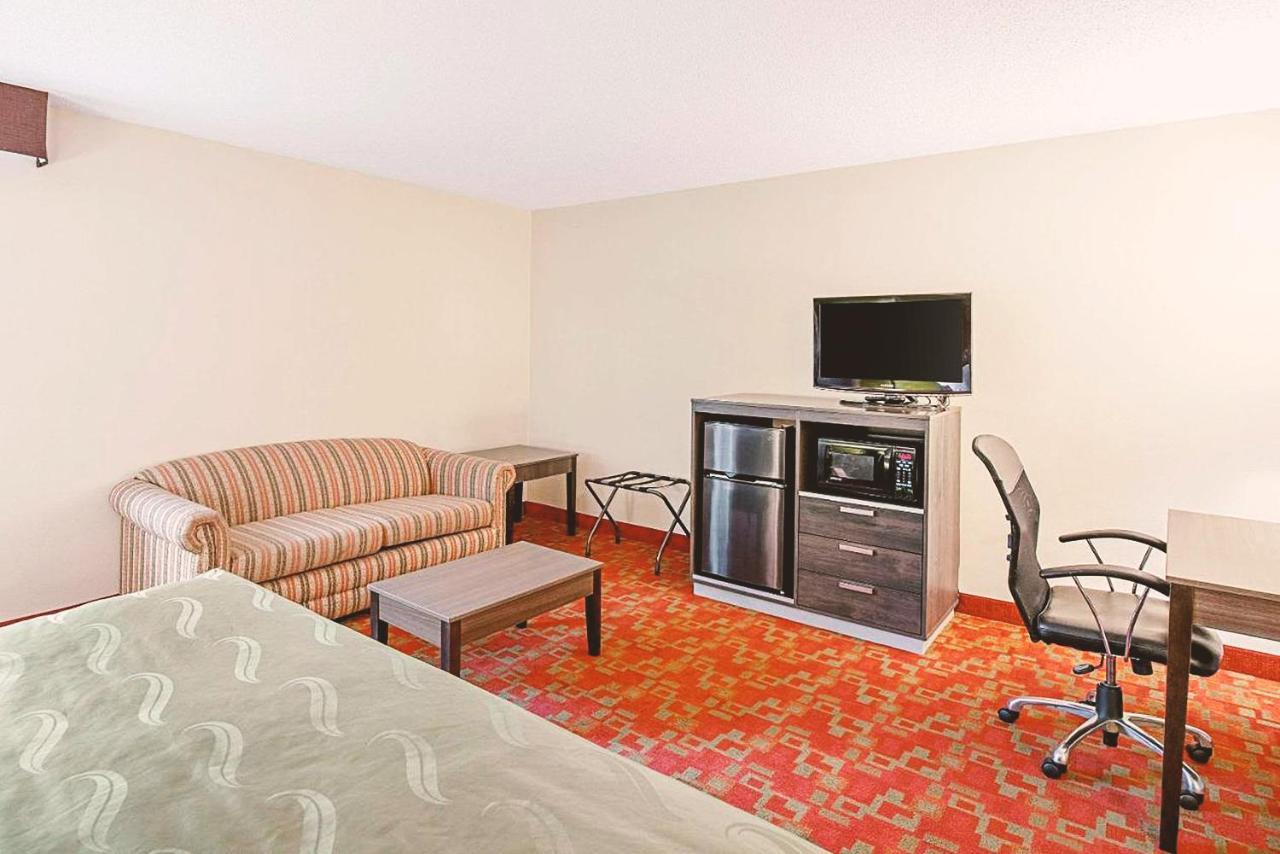 Norwood Inn & Suites Milwaukee Butler المظهر الخارجي الصورة